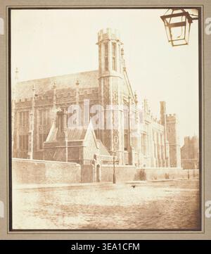 New Hall of Lincoln's Inn, Londra di William Henry Fox Talbot, c. 1841/46, prima fotografia architettonica di un edificio in stile neogotico con torre merlata e cortile Foto Stock