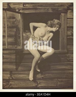 Georgia Engelhard di Alfred Stieglitz, 1920, ritratto intimo di una giovane donna in una posizione contemplativa seduta all'interno di uno spazio interno in legno Foto Stock