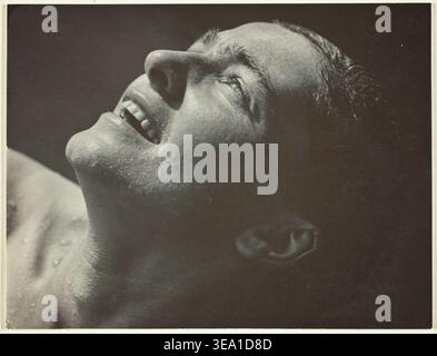 Rebecca Salsbury Strand di Alfred Stieglitz, 1922, intima ritrattistica studio del volto di una donna inclinata verso l'alto in contemplazione, profilo delicato su sfondo scuro Foto Stock
