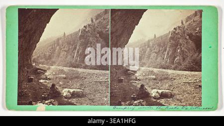 Camping Under the Rocks, Big Cottonwood di Charles Roscoe Savage, 1859-62, stereografo che mostra i campeggiatori che riposano sotto le torreggianti pareti del canyon in un paesaggio selvaggio di montagna Foto Stock