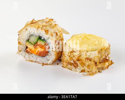 Primo piano di due sushi roll giapponesi su uno sfondo bianco pulito. Un rotolo presenta una sezione trasversale con cetriolo di salmone, ricoperto da scaglie di bonito. Il Foto Stock