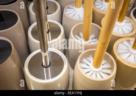spazzole per wc in supporti sullo scaffale, espositore accessori per la pulizia del bagno. Concetto: Strumenti per l'igiene del bagno Foto Stock