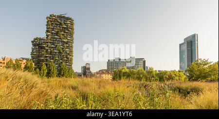 Milano, Italia - 16 agosto 2025: Ampio scatto dal parco della Biblioteca degli alberi, che mostra il Maire Tecnimont (Torre Garibaldi) towe Foto Stock