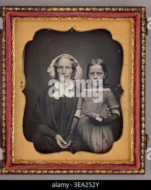 Untitled (Portrait of a Woman and a Girl) di Unknown Maker, 1855, raffigurante una donna di mezza età in abito scuro con colletto bianco e cofano accanto a una ragazza più giovane in abito a righe con braccialetti di perle Foto Stock