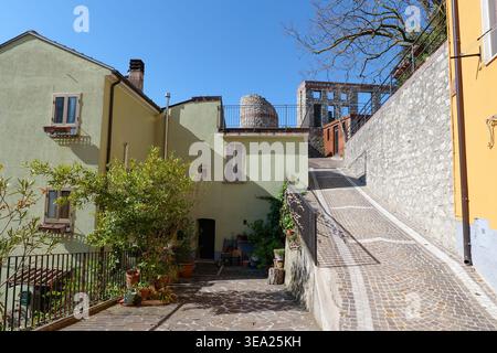 Una strada tra vecchi edifici in un centro storico in Molise, Italia. Foto Stock