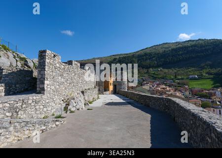 Una strada tra vecchi edifici in un centro storico in Molise, Italia. Foto Stock