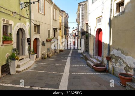 Una strada tra vecchi edifici in un centro storico in Molise, Italia. Foto Stock
