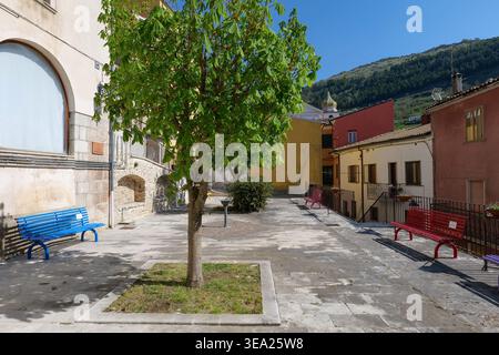 Una strada tra vecchi edifici in un centro storico in Molise, Italia. Foto Stock
