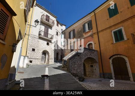 Una strada tra vecchi edifici in un centro storico in Molise, Italia. Foto Stock
