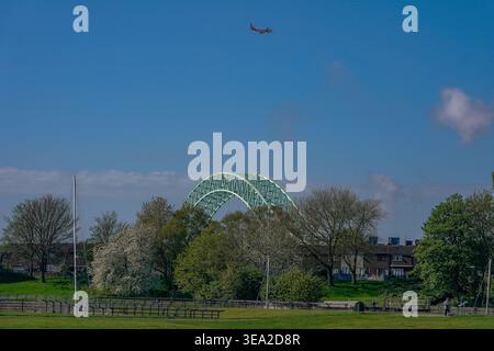 Un aereo della Ryan Air si dirige verso l'aeroporto di Liverpool mentre passa sopra il Silver Jubilee Bridge lunedì 20 aprile 2026. Foto di James Giblin (Alamy sto Foto Stock