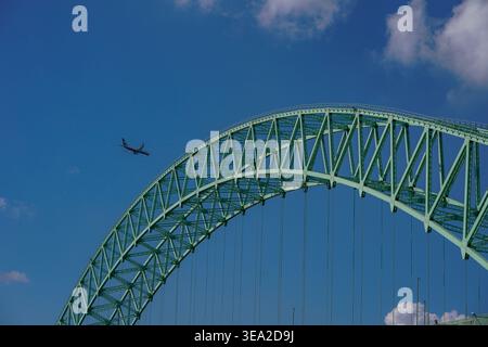 Ryan Air sorvola il Silver Jubilee Bridge mentre arriva all'aeroporto John Lennon di Liverpool lunedì 20 aprile 2026. Foto di James Foto Stock