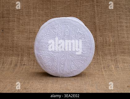 Cappellino iconico pakistano uomo bianco Foto Stock