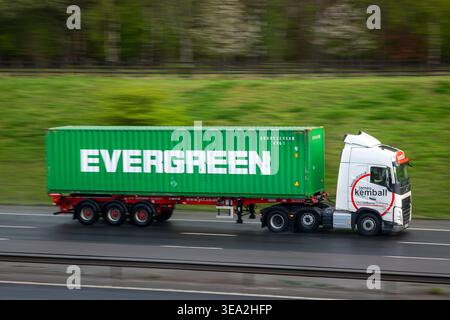James Kemball Volvo FH HGV Tractor Unit che tira un rimorchio per container EVERGREEN sull'autostrada M65, Altham, Lancashire, Inghilterra Foto Stock