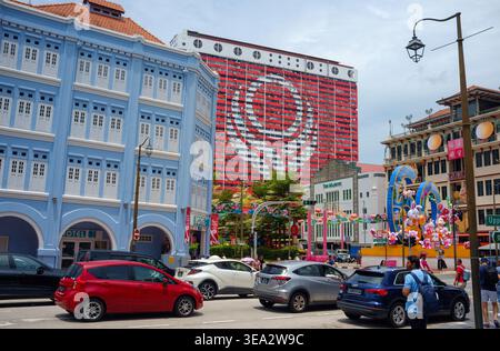 Complesso People Park situato a Chinatown Singapore e edificio moderno che e' diventato un punto di riferimento iconico ora ridipinto in rosso e bianco. Foto Stock