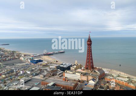 Vista aerea della Blackpool Tower e del lungomare con la passeggiata sul molo e gli edifici costieri della città nel Lancashire UK dall'alto in primavera con c Foto Stock