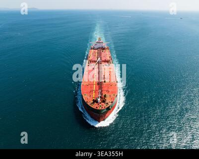 Vista aerea frontale di una massiccia nave petroliera che si muove attraverso le calme acque marine. Spedizioni industriali, trasporti marittimi, logistica energetica, int Foto Stock