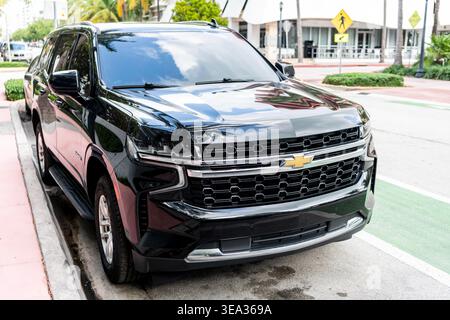 Miami, Florida, Stati Uniti - 19 dicembre 2025: SUV Chevrolet Tahoe 2023. SUV di lusso Chevrolet Tahoe. Auto Chevrolet Tahoe parcheggiata all'aperto. Chevy nero Foto Stock