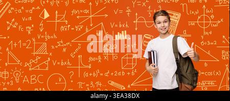 Collage di temi scolastici con un ragazzo che mostra pollice e libri in Front of Math Symbols Foto Stock