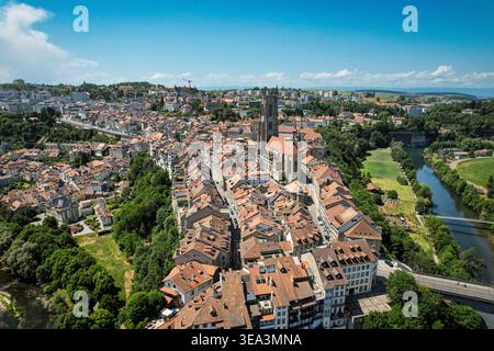 Vista aerea del centro storico con la cattedrale di San Nicola, i tradizionali tetti di tegole rosse e la valle del fiume Sarine Friburgo, Friburgo, Foto Stock