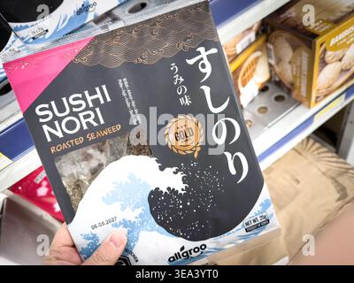 BELGRADO, SERBIA - 15 FEBBRAIO 2026: Sushi nori di alghe arrostite tenuto in un supermercato di Belgrado, un ingrediente utilizzato per sushi roll, preparazione casalinga Foto Stock