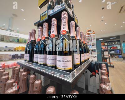 PARIGI, FRANCIA - 6 MARZO 2026: Esposizione di bottiglie di champagne Moet & Chandon Rose Imperial in un negozio a parigi. Moet et Chandon è un marchio francese di lux Foto Stock