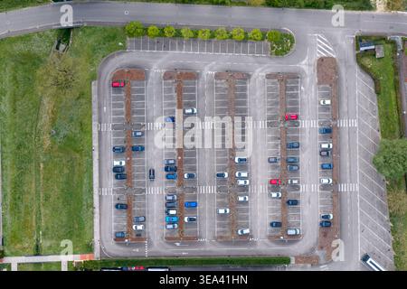Vista aerea di un parcheggio con file di auto parcheggiate e erba verde circostante a Reggello, Toscana, Italia. Foto Stock