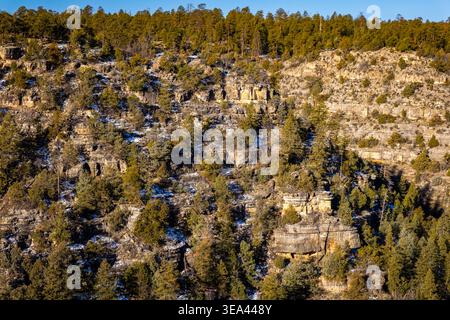 Il panorama aereo mostra il paesaggio del Walnut Canyon ricoperto di neve sotto la luce del sole in Arizona Foto Stock