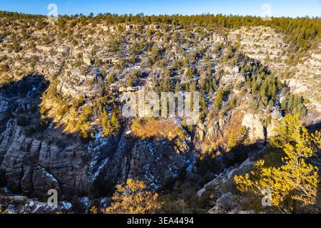 Il panorama aereo mostra il paesaggio del Walnut Canyon ricoperto di neve sotto la luce del sole in Arizona Foto Stock