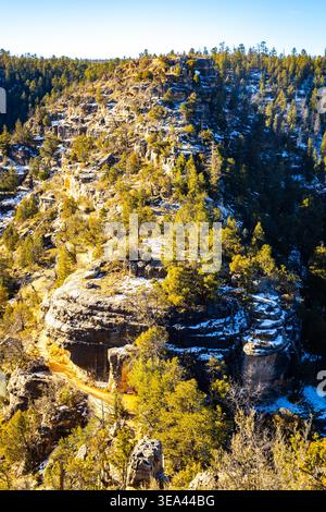 Il panorama aereo mostra il paesaggio del Walnut Canyon ricoperto di neve sotto la luce del sole in Arizona Foto Stock