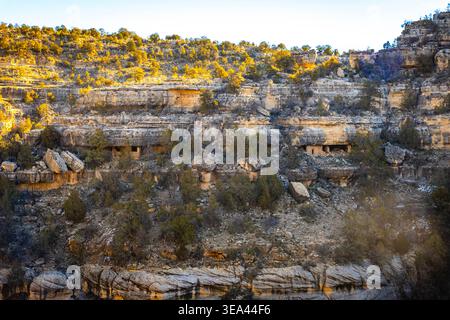 Il panorama aereo mostra il paesaggio del Walnut Canyon ricoperto di neve sotto la luce del sole in Arizona Foto Stock