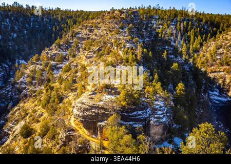 Il panorama aereo mostra il paesaggio del Walnut Canyon ricoperto di neve sotto la luce del sole in Arizona Foto Stock