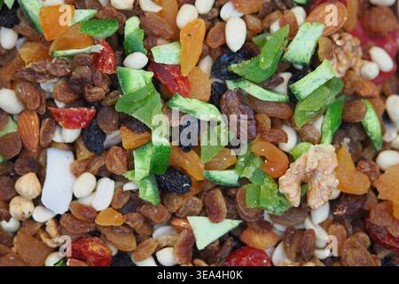 Uno spuntino sano mescolare con noci e frutta secca in una ciotola Foto Stock