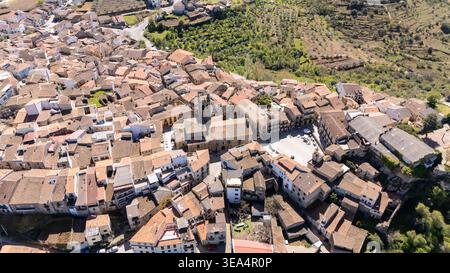 Vista aerea che mostra l'architettura tradizionale e una piazza storica della città a fermoselle, zamora Foto Stock