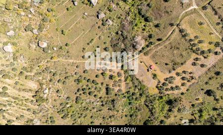 Paesaggio rurale spagnolo visto dall'alto mostrando campi, alberi, rocce e sentieri sterrati Foto Stock