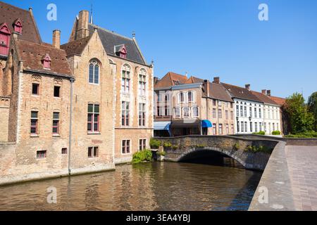 Lo storico ponte Bonifaciusbrug o ponte Bonifacius e il museo Gruuthuse lungo il canale nella città di Bruges, Belgio Foto Stock