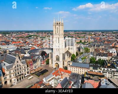 Vista aerea panoramica della Cattedrale di San Bavone o della Cattedrale di Sint-Baafs o del Sint Baafskathedraal in Belgio Foto Stock