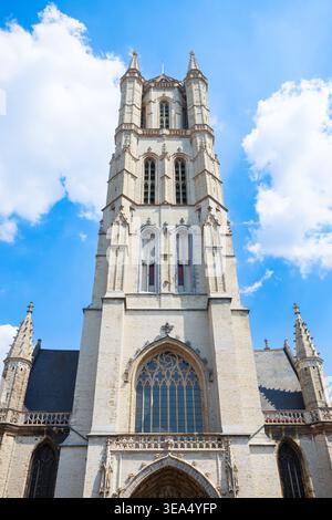 La storica Cattedrale di San Bavone o edificio Sint Baafskathedraal con torre gotica a Gand, Belgio Foto Stock