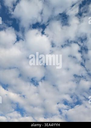 Le nuvole bianche e soffici su un cielo blu e nero cambiano nel panorama meteorologico Foto Stock