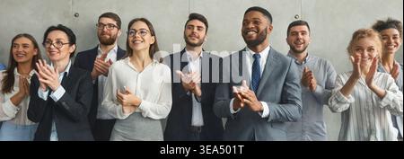Un team di lavoro felice applaudendo dopo una riunione di successo Foto Stock