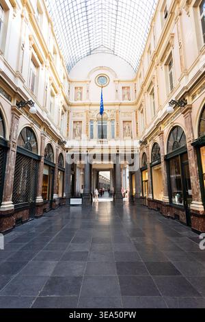 Bruxelles, Belgio - 17 giugno 2023: Vista interna delle Galeries Royales Saint Hubert o Royal Saint-Hubert Galleries nella città di Bruxelles, Belgio Foto Stock