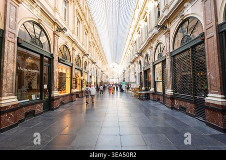 Bruxelles, Belgio - 17 giugno 2023: Vista interna delle Galeries Royales Saint Hubert o Royal Saint-Hubert Galleries nella città di Bruxelles, Belgio Foto Stock