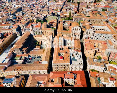 L'Abbazia di San Benedetto sulla montagna o l'Abbazia di Norcia e la chiesa di San Francesco Borgia veduta panoramica aerea di Catania. Catania è la seconda larg Foto Stock