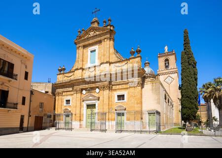 Basilica di nostra Signora dell'assunzione o Chiesa madre di Santa Maria Assunta. Alcamo è un comune della provincia di Trapani in Sicilia. Foto Stock