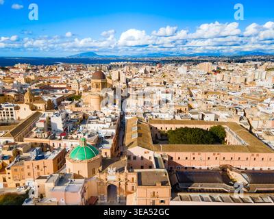 Porta Garibaldi vista panoramica aerea di Marsala. Marsala è la quinta città più grande della Sicilia, in Italia. Foto Stock