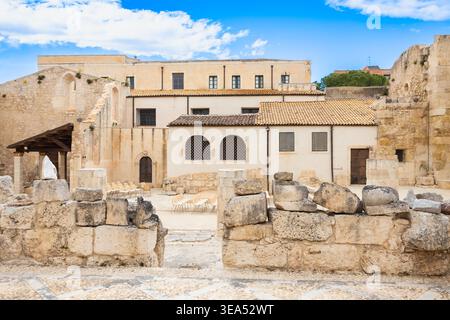 Vista sulla facciata delle Catacombe della Chiesa di San Giovanni o della Chiesa di San Giovanni alle Catacombe a Siracusa. Siracusa è la quarta città più grande della Sicilia, Ital Foto Stock
