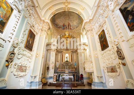 Taormina, Italia - 27 marzo 2023: Interno della Chiesa di San Giuseppe, si trova nella piazza principale di Piazza IX aprile a Taormina Foto Stock