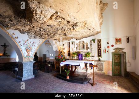 Taormina, Italia - 27 marzo 2023: Chiesa di nostra Signora della roccia o Chiesa interna della Madonna della Rocca, situata nella città di Taormina, Sicilia isola i Foto Stock