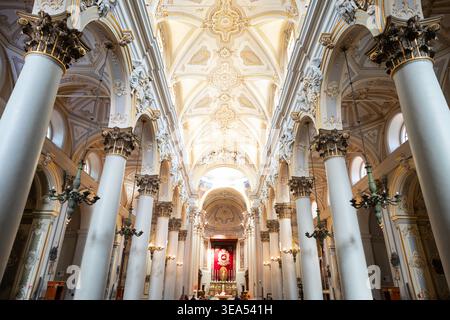 Ragusa, Italia - 13 aprile 2023: Cattedrale di San Giovanni Battista o interno della cattedrale di San Giovanni Battista a Ragusa. Ragusa è una città del sud Foto Stock