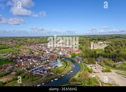 Vista aerea dal drone del castello di Arundel e della città mercato britannica di Arundel, con il fiume Arun, in un giorno di primavera soleggiata nel West Sussex, Inghilterra, Regno Unito. Foto Stock