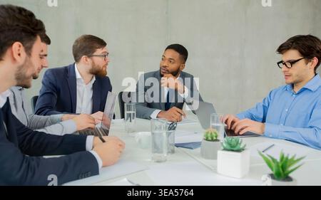 Riunione d'affari. Imprenditori multirazziali che hanno discusso in ufficio Foto Stock